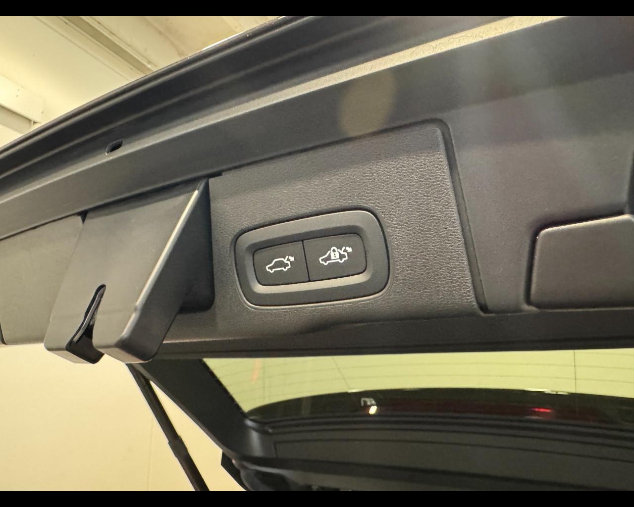 VOLVO XC60 B4 AUTO PLUS DARK