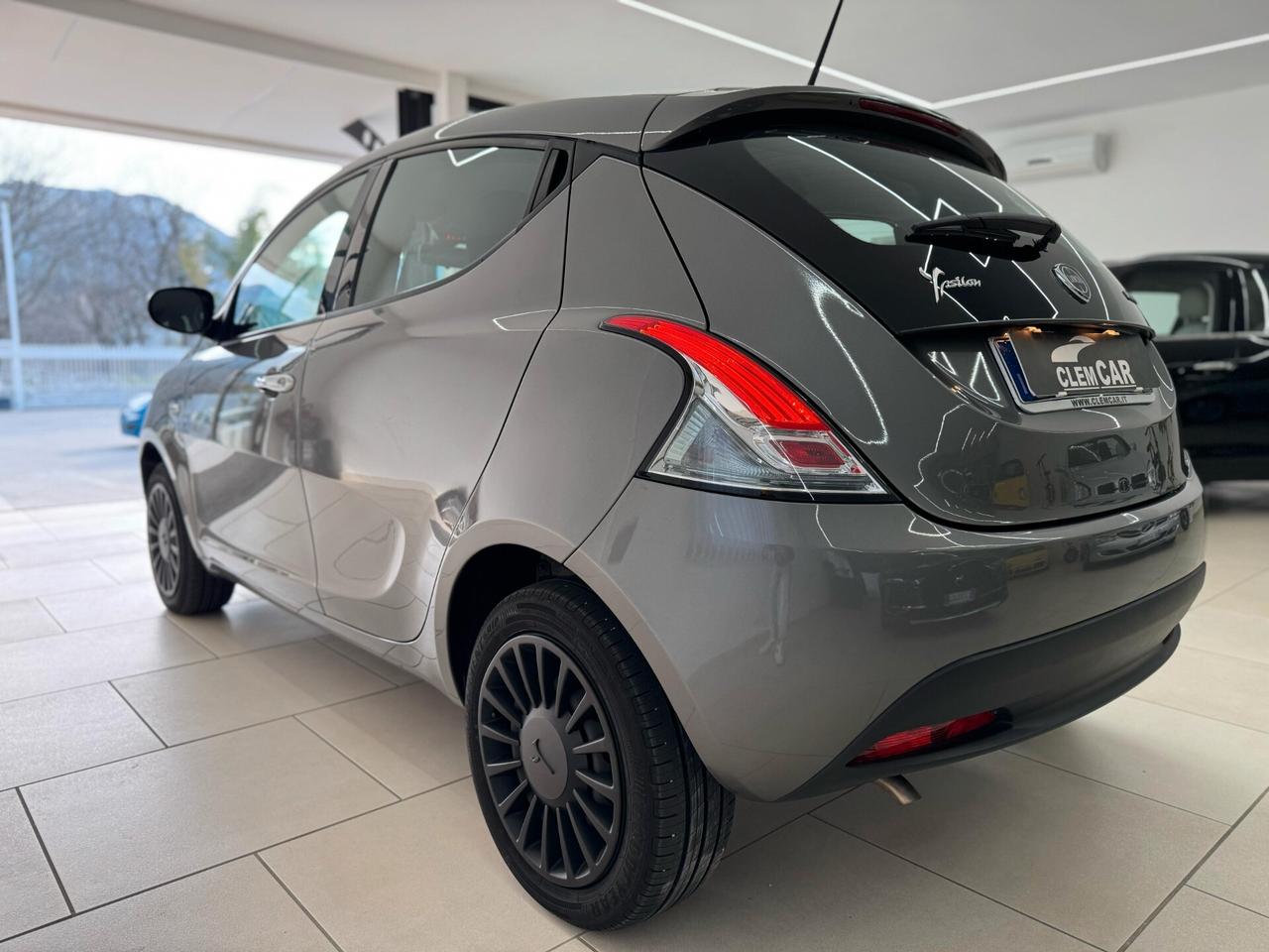Lancia Ypsilon 1.0 FireFly 5 porte S&S Hybrid Silver