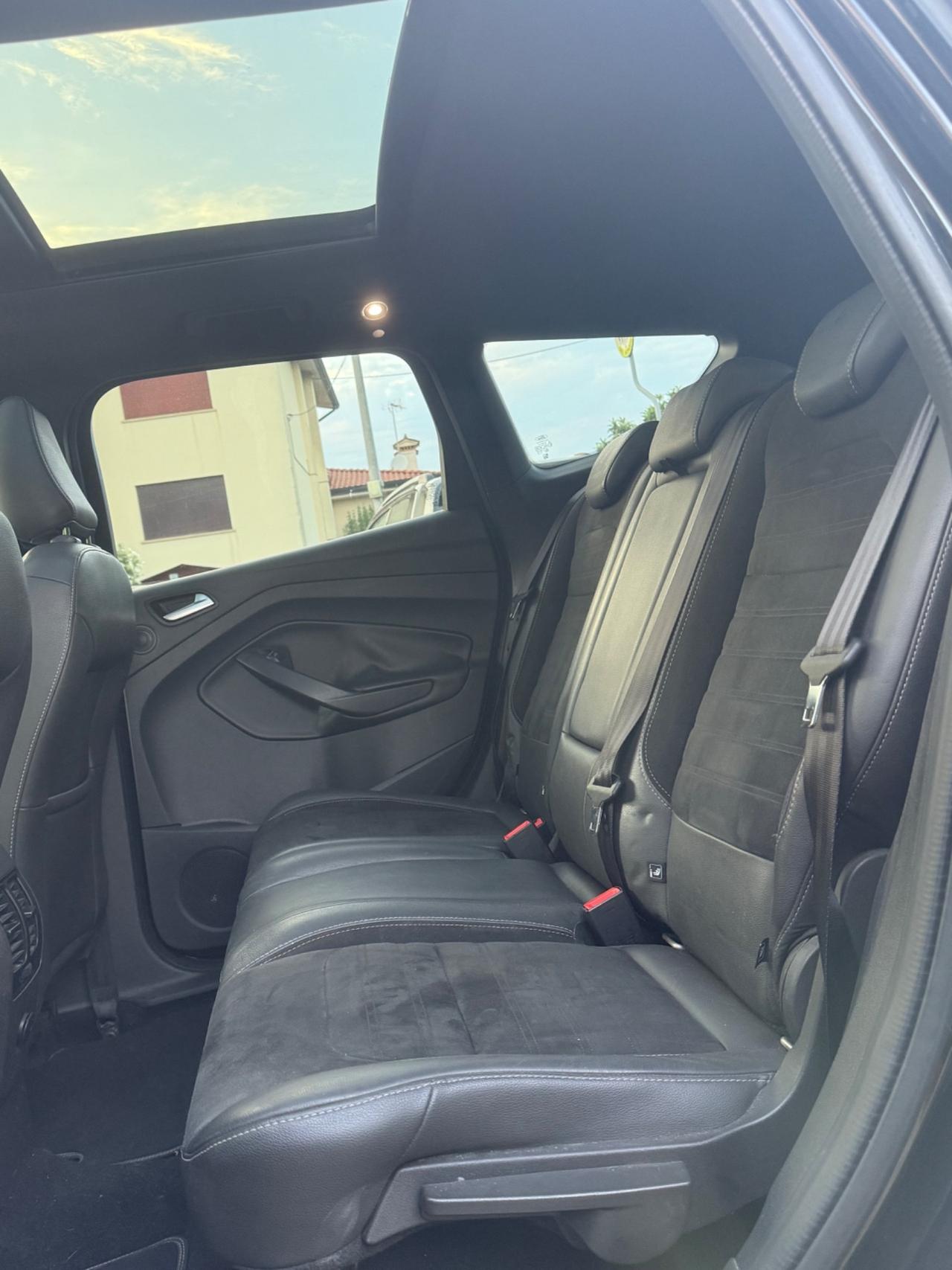 Ford Kuga 1.5 TDCI ST-Line Doppio tetto panoramico