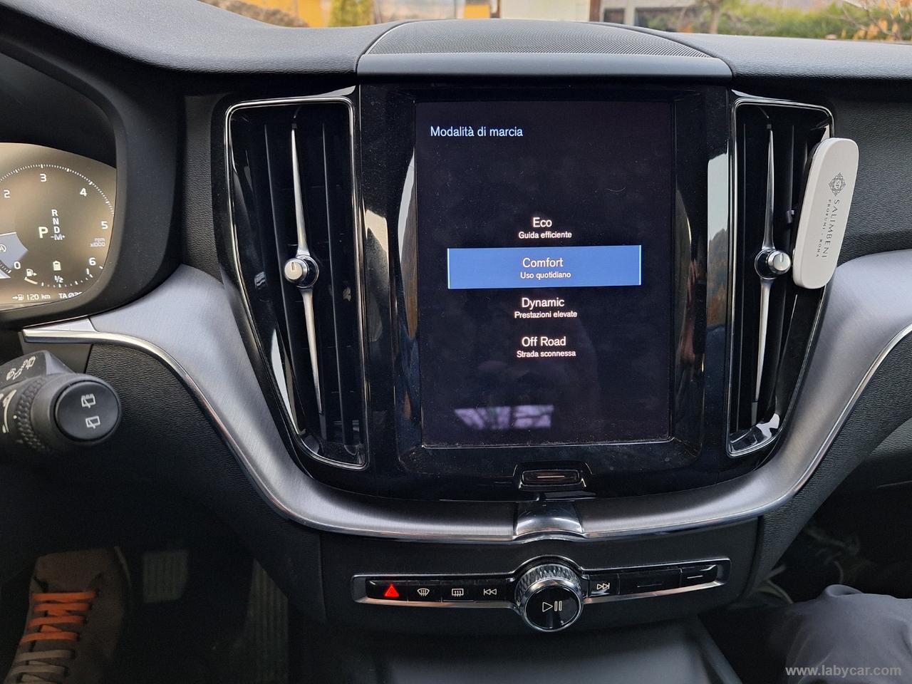 VOLVO XC60 B4 AWD Momentum PRO UNIPROP. MEMORIE FULL LED