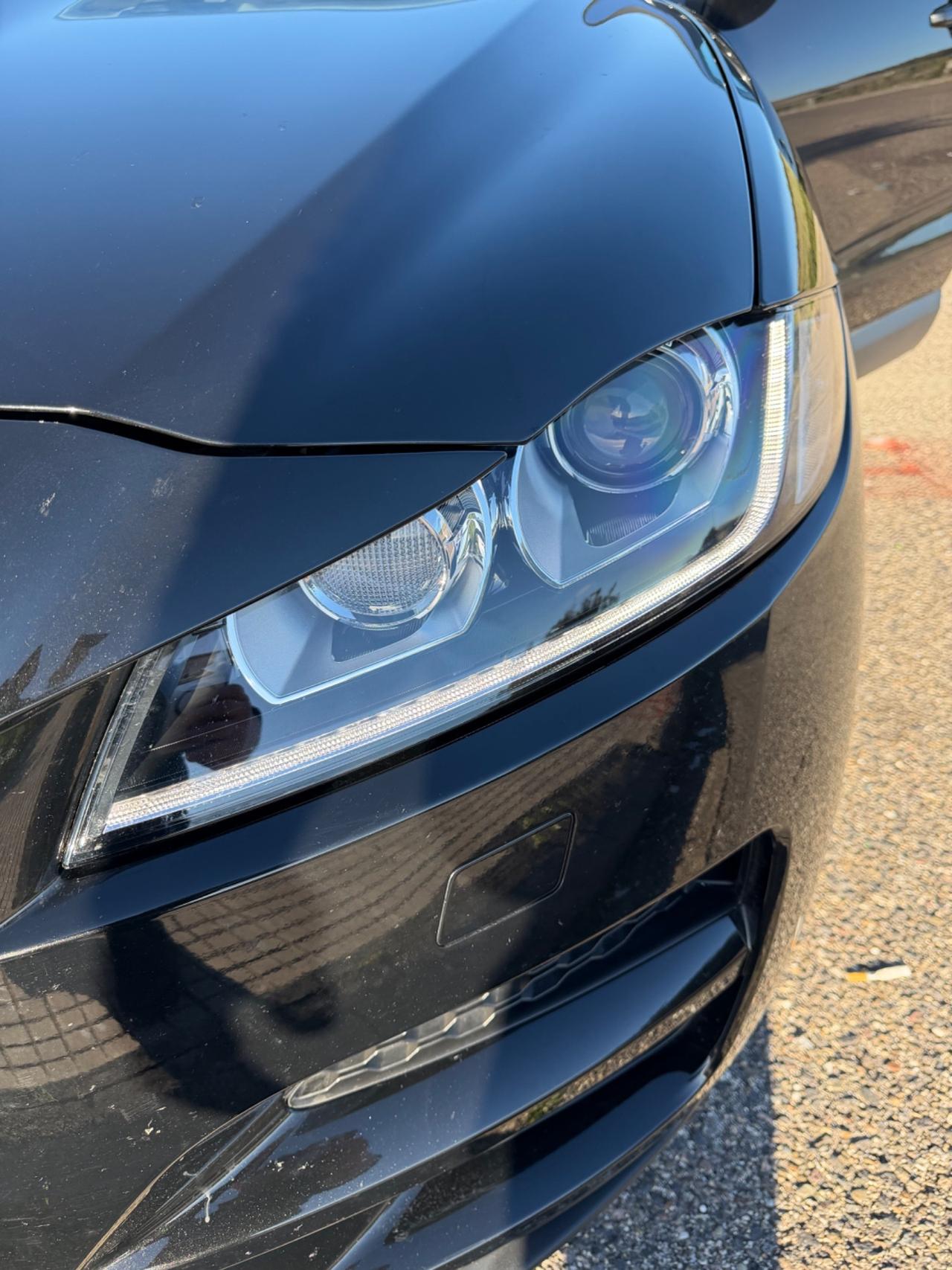 Jaguar F-Pace 2.0 D 180 CV AWD aut. Chequered Flag