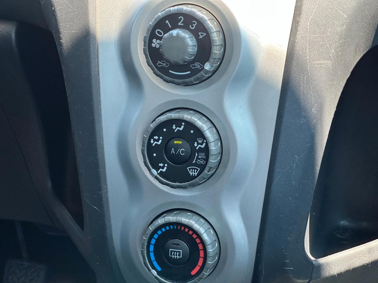 TOYOTA Yaris 1.0 5 porte Navi
