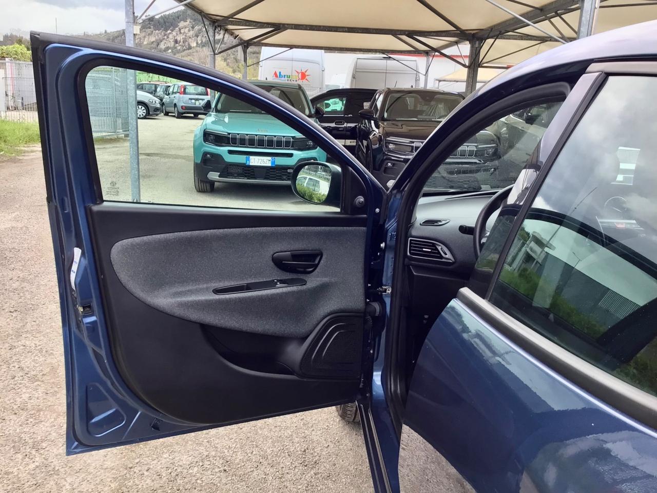 Lancia Ypsilon 1.0 FireFly 70 Cv Hybrid Silver