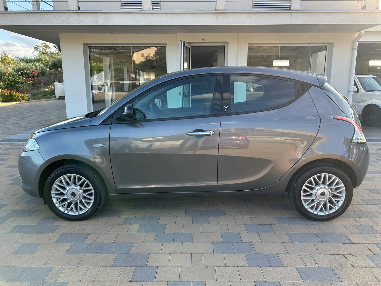 Lancia Ypsilon 1.2 69 CV 5 porte S&S Platinum