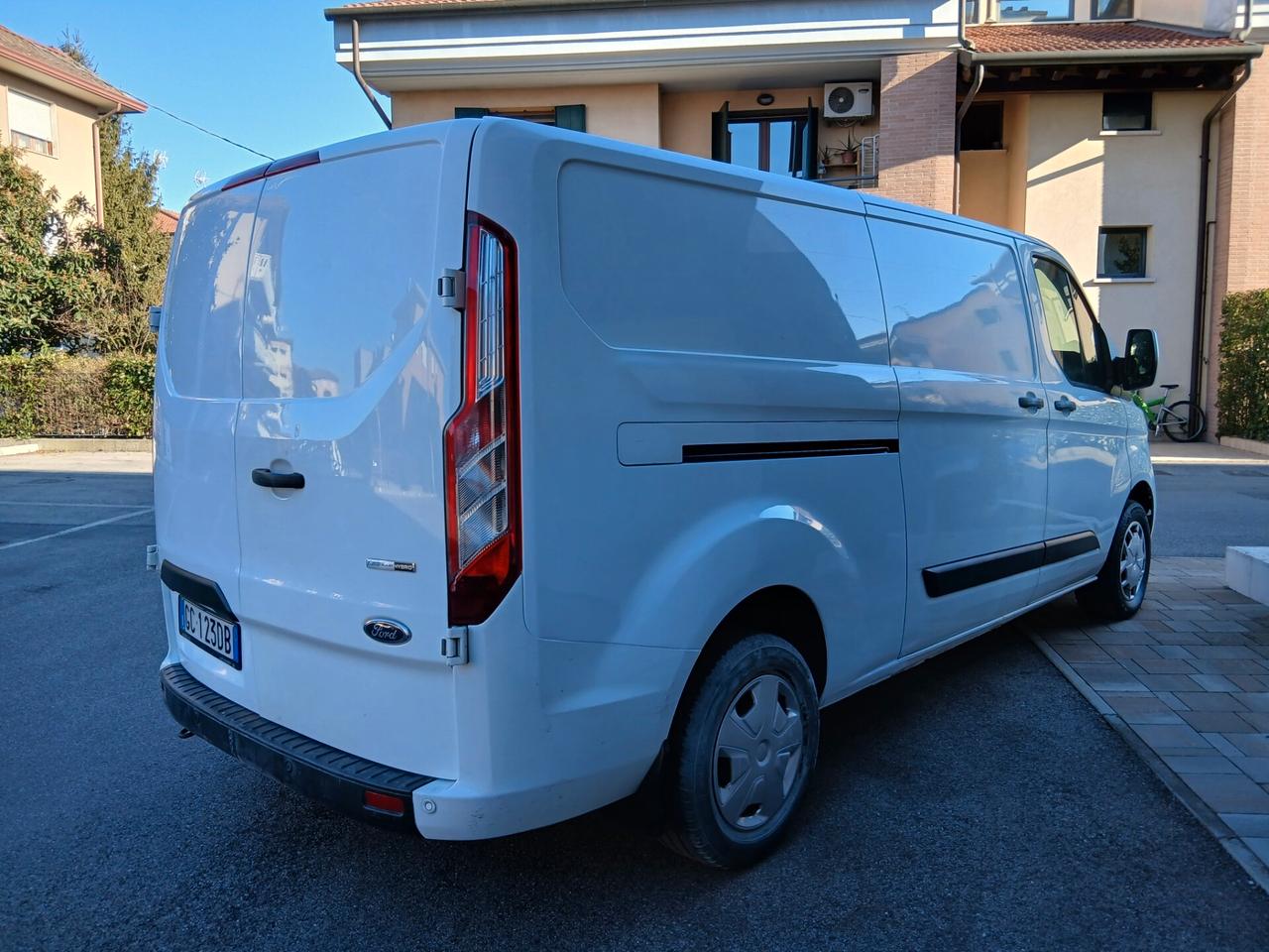 Ford Transit Custom 2.0d Hybrid Diesel tuo a € 199 mese