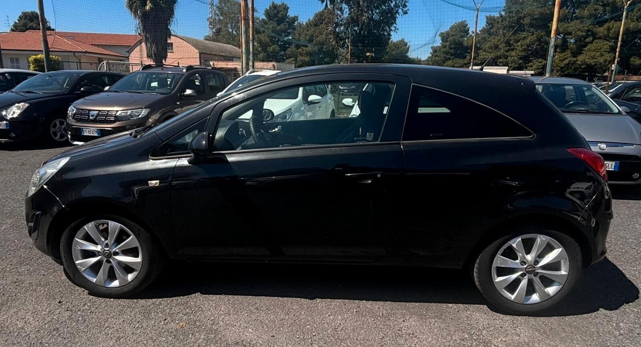 Opel Corsa 1.2 3 porte b-color