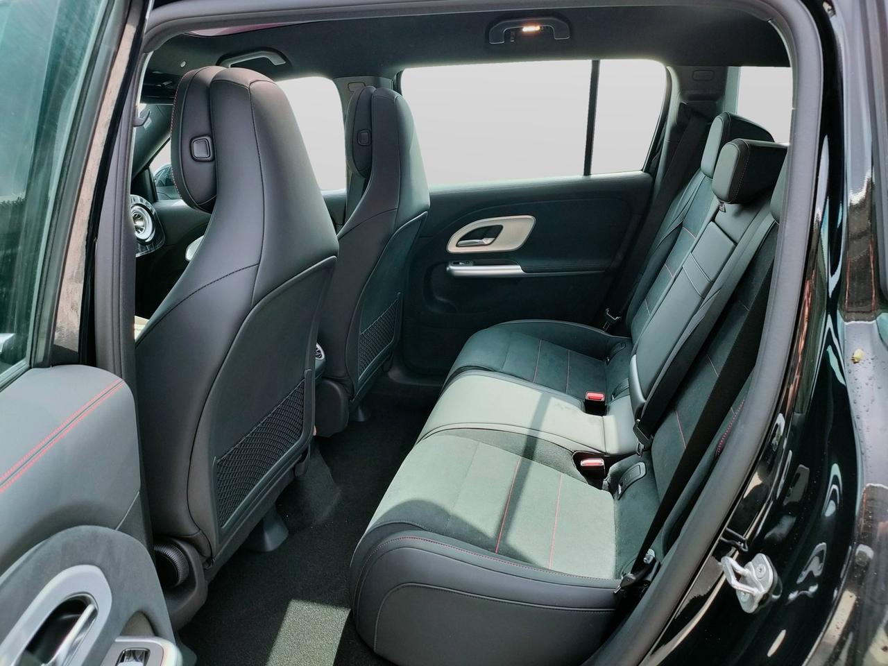 Mercedes-Benz GLB 250+ con tecnologia EQ