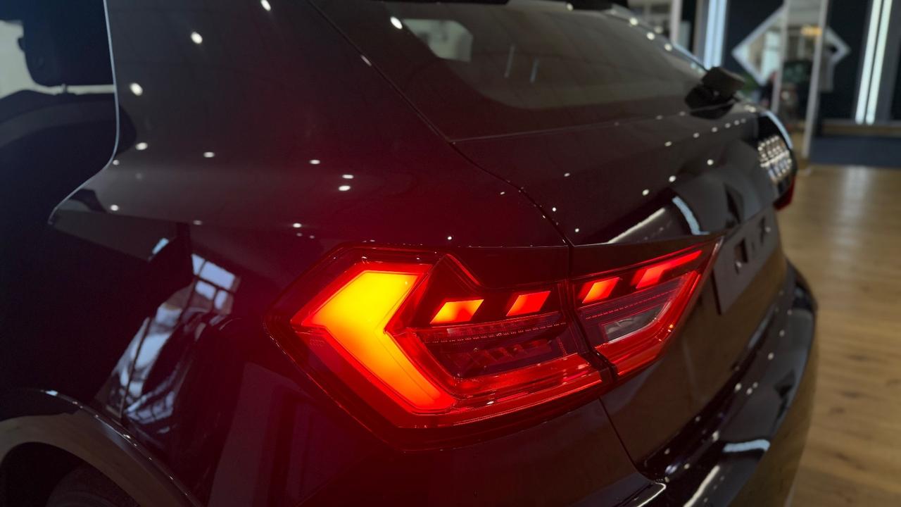 Audi A1 citycarver 30 TFSI Identity Black