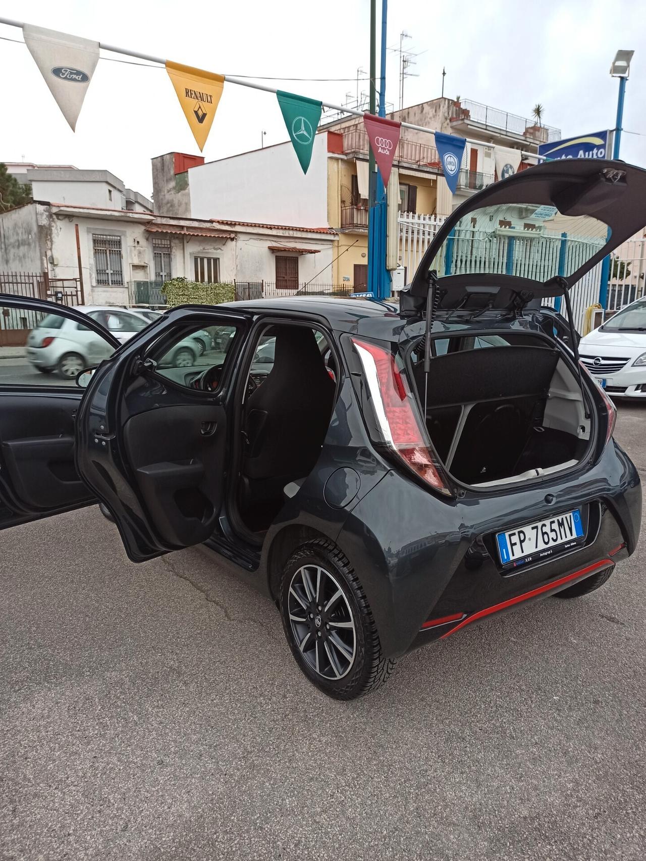 Toyota Aygo 1.0 VVT-i 69 CV 5 porte x-Black TSS MMT