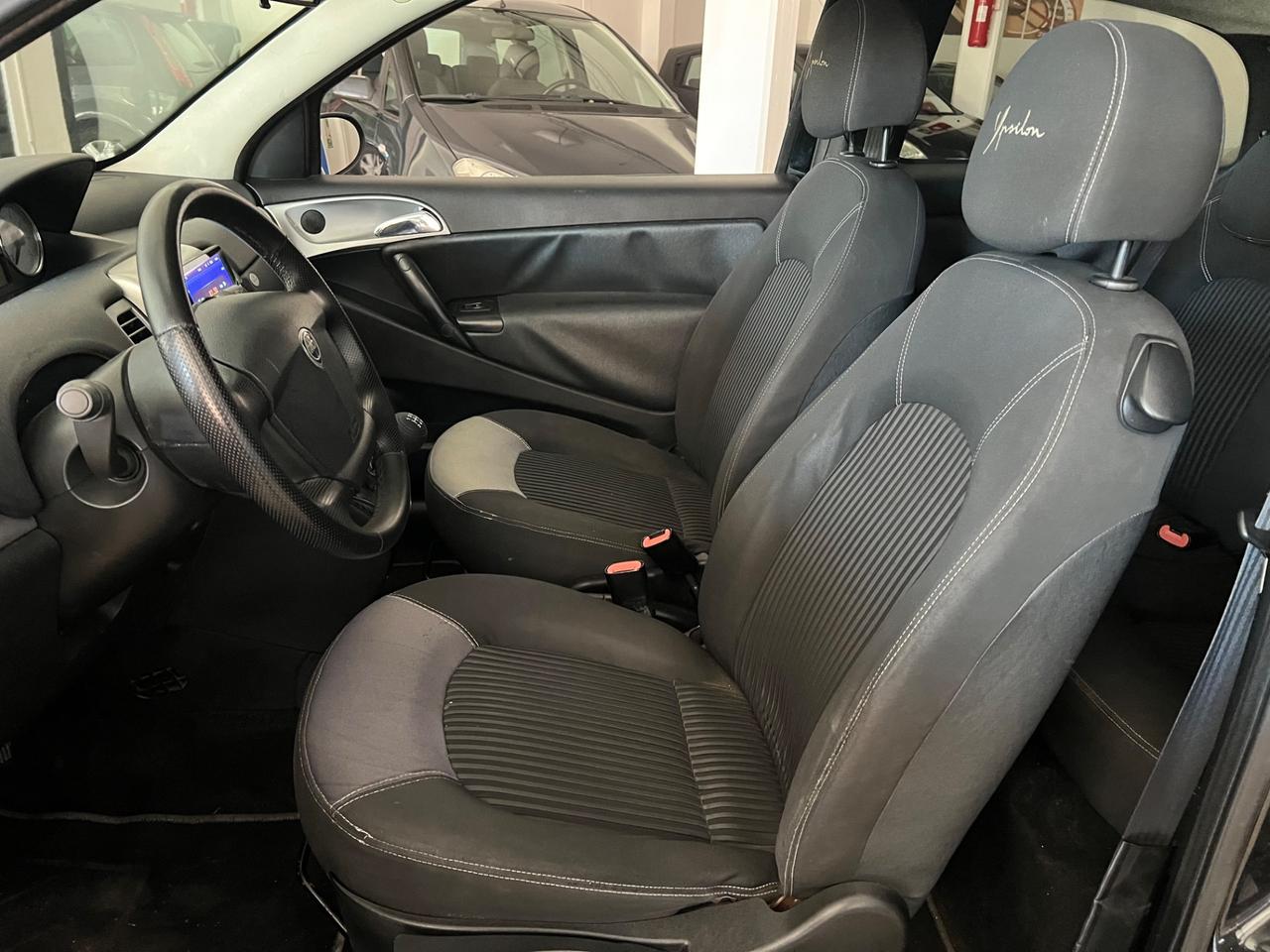 Lancia Ypsilon 1.3 MJT 75 CV MOMO DESING