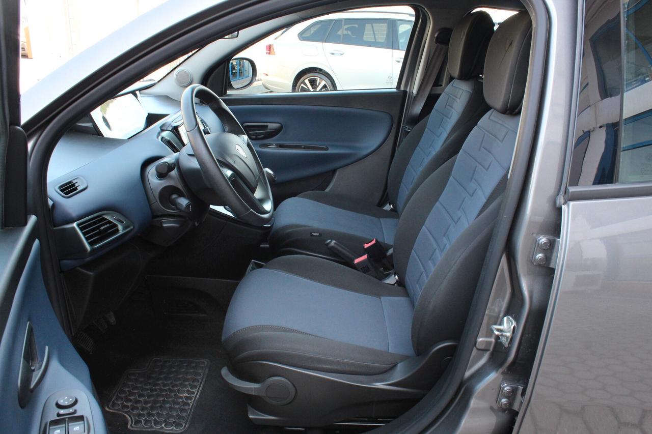 Lancia Ypsilon 1.0 FireFly 5 porte S&S Hybrid Platino-OK NEOPATENTATI