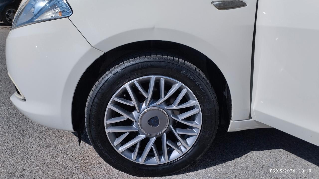 Lancia Ypsilon 1.2 69 CV 5 porte S&S Silver GPL