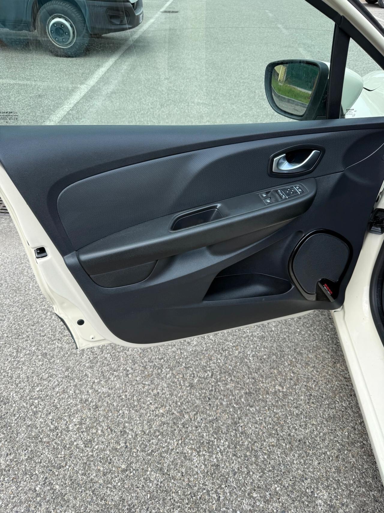 Renault Clio 1.5 dci - NEOP. - NAV. - 12 MESI DI GAR. -
