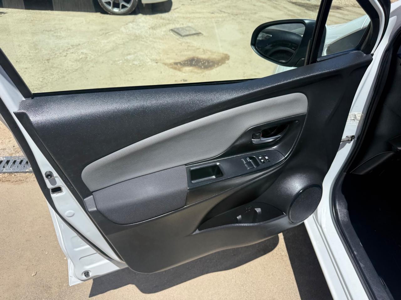 Toyota Yaris 1.5 5 porte Lounge NUOVA