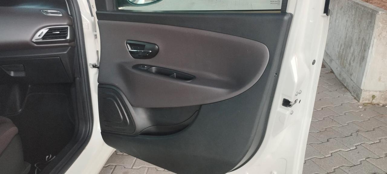 Lancia Ypsilon 1.2 69 CV 5 porte S&S Platinum