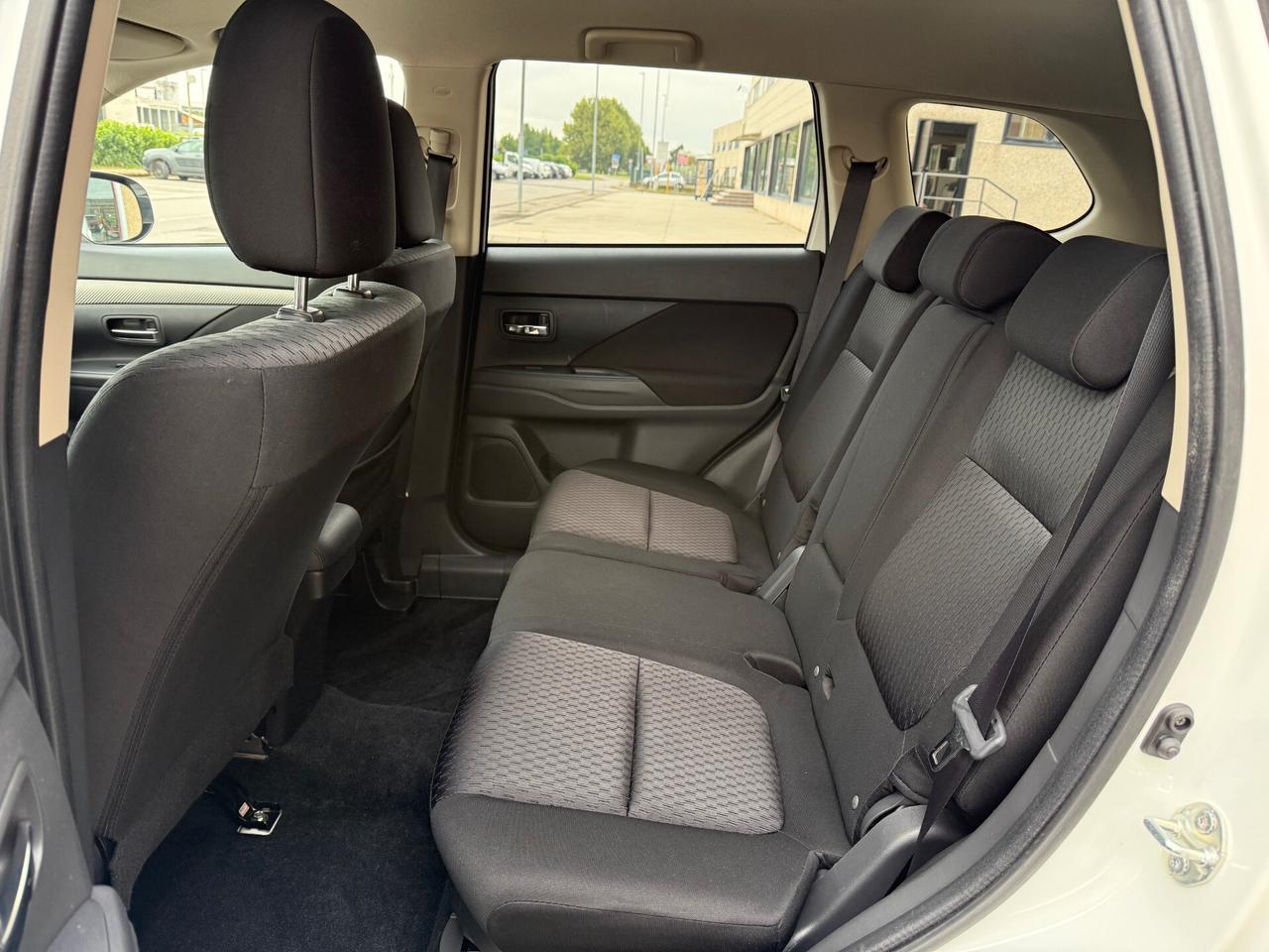 Mitsubishi Outlander 2.2 DI-D 2WD Intense, POCHISSIMI KM