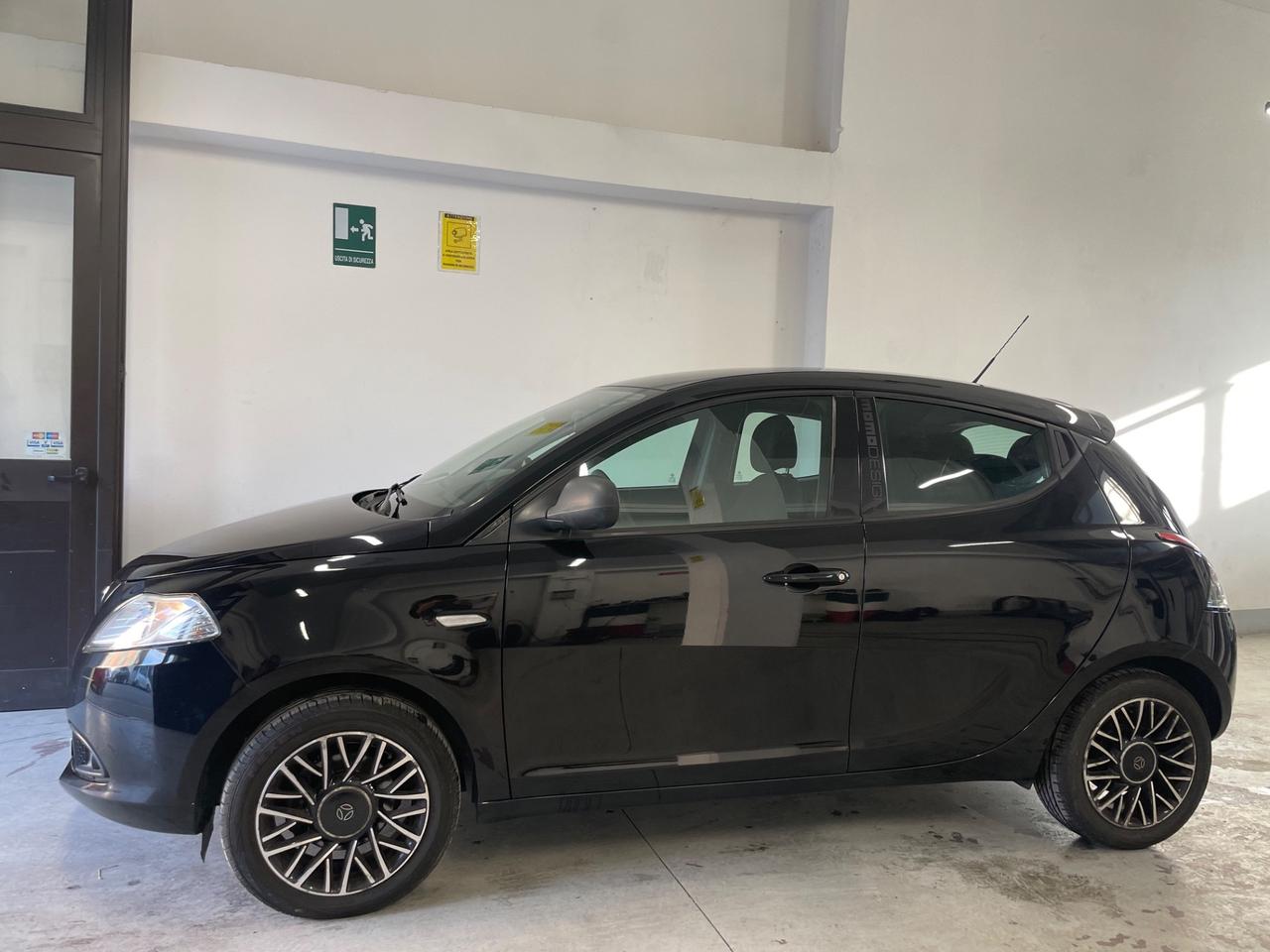 Lancia Ypsilon 1.2 69 CV 5 porte S Momodesign