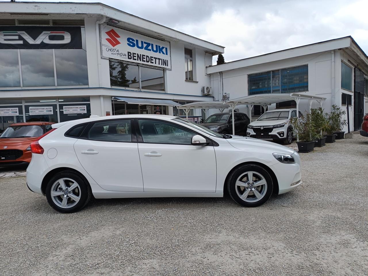 Volvo V40 D2 1.6 Momentum Tua a 164€/*mese