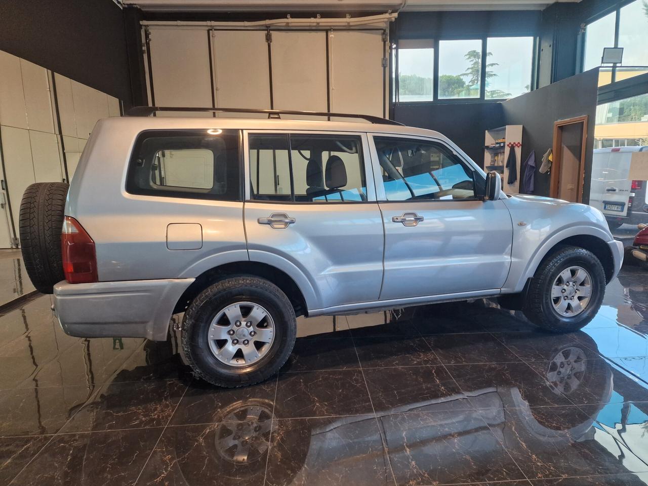 Mitsubishi Pajero 3.2 16V DI-D 5p. GLX 7 posti