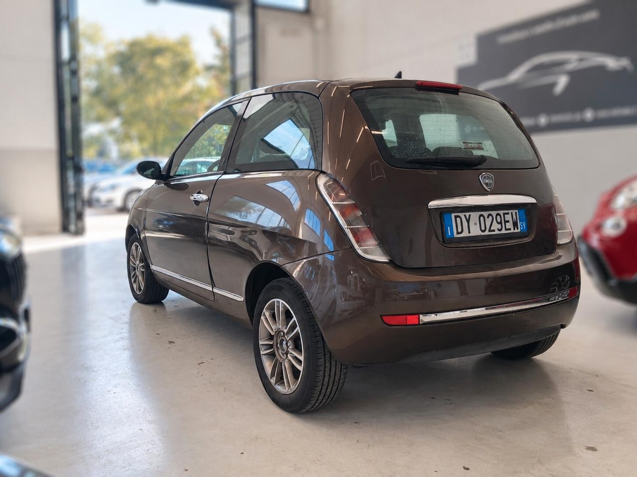 Lancia Ypsilon 1.3 MJT 75 CV Versus