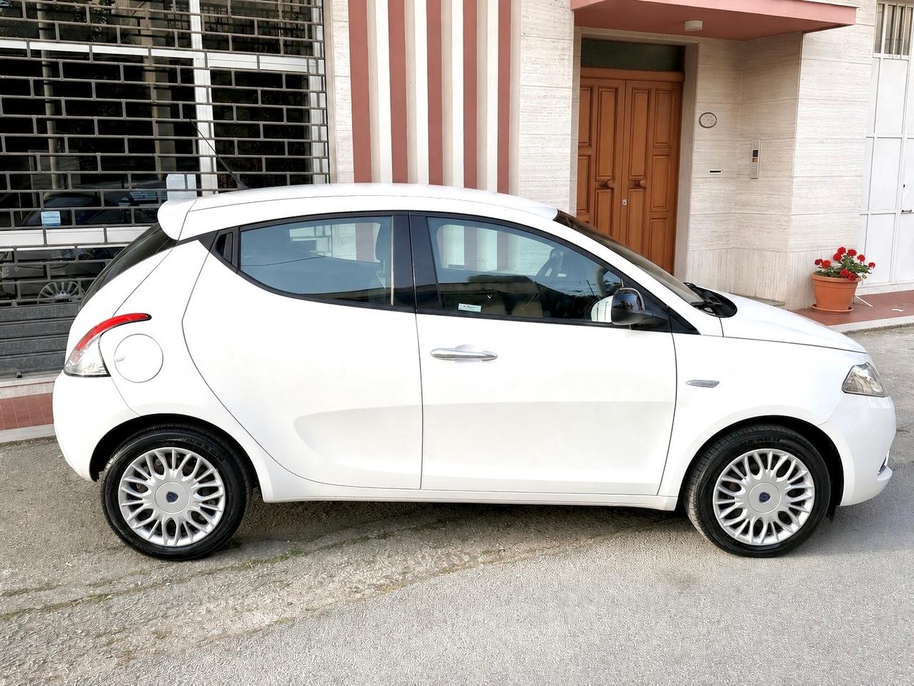 Lancia Ypsilon 1.3 MJT 95 CV 5 porte Gold