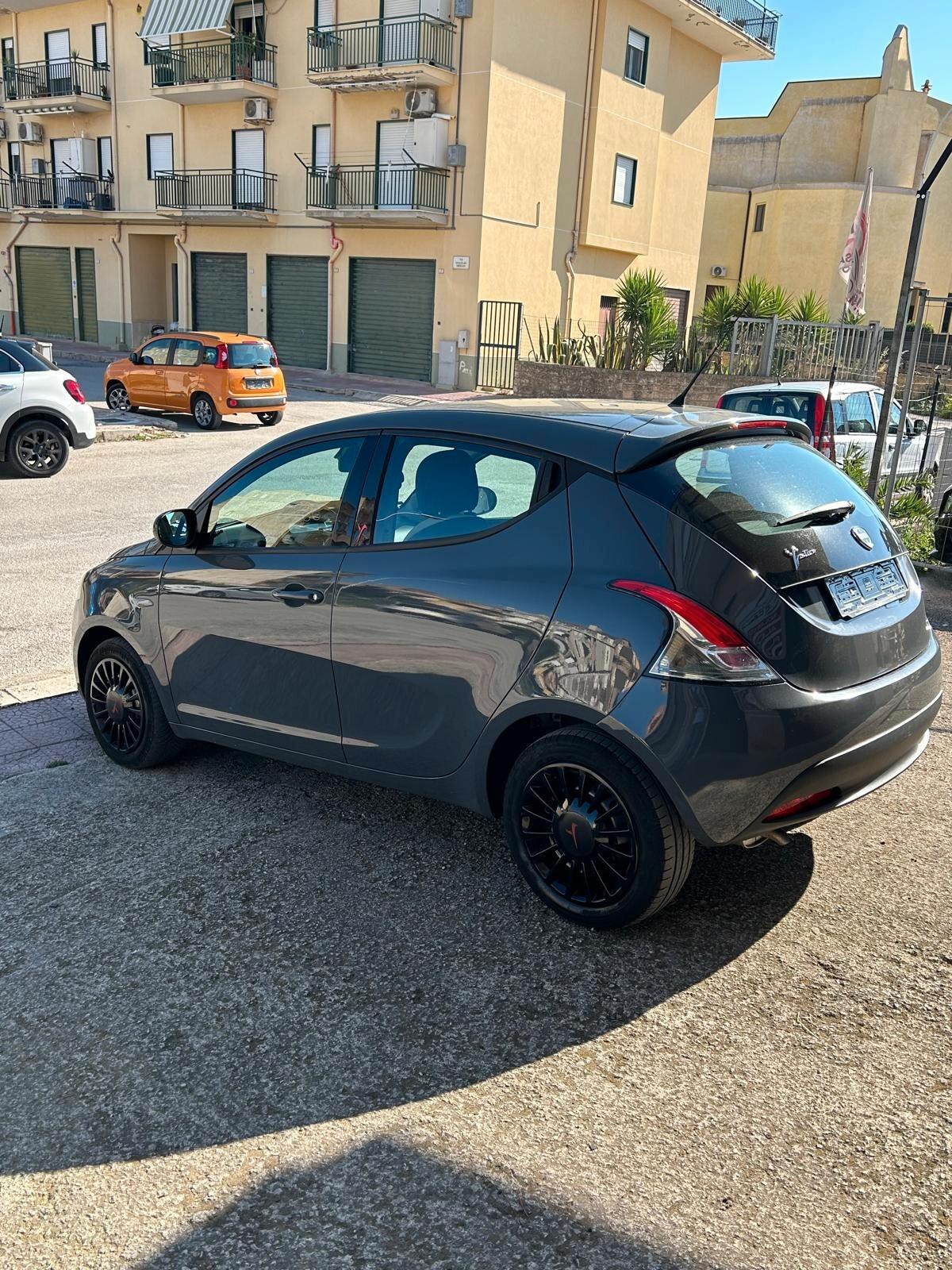 Lancia Ypsilon 1.2 69 CV 5 porte S&S Silver