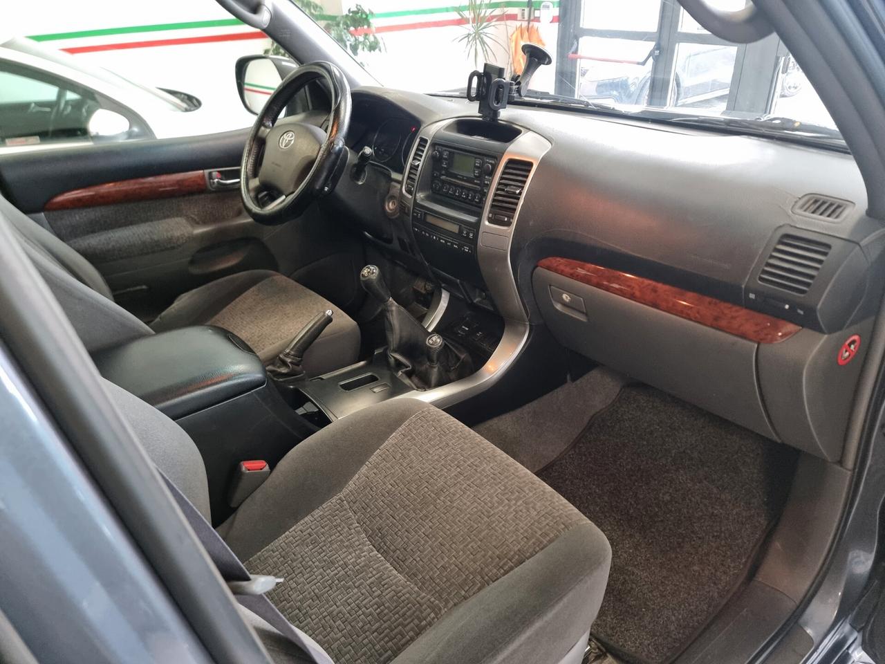 Toyota Land Cruiser 3.0 D-4D 8 POSTI