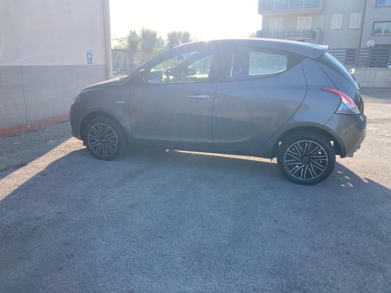 Lancia Ypsilon 1.0 FireFly 5 porte S&S Hybrid Gold
