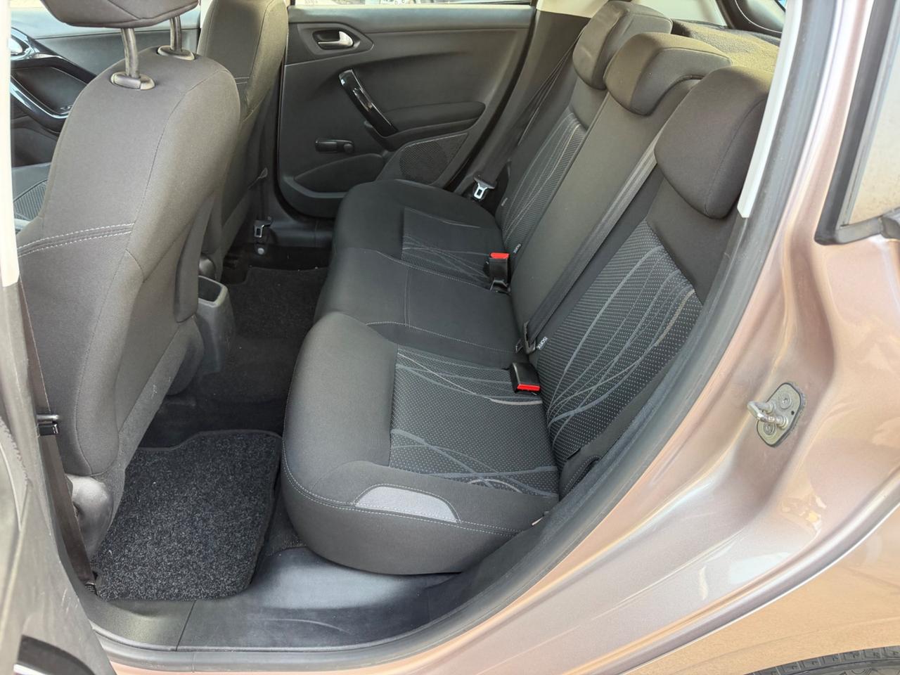 Peugeot 208 1.6 e-HDi 92 cavalli 2012