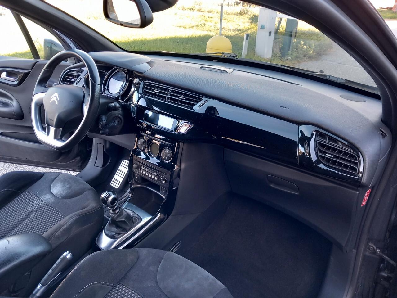 DS3 3 1.6 THP 155 Just Black