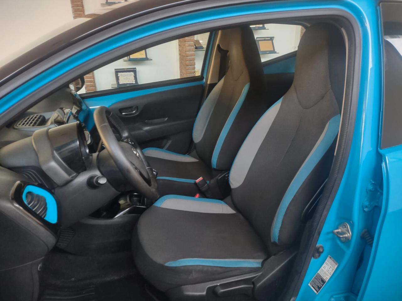 Toyota Aygo 1.0 VVT-i 69 CV 5 porte x-cite neopatentati