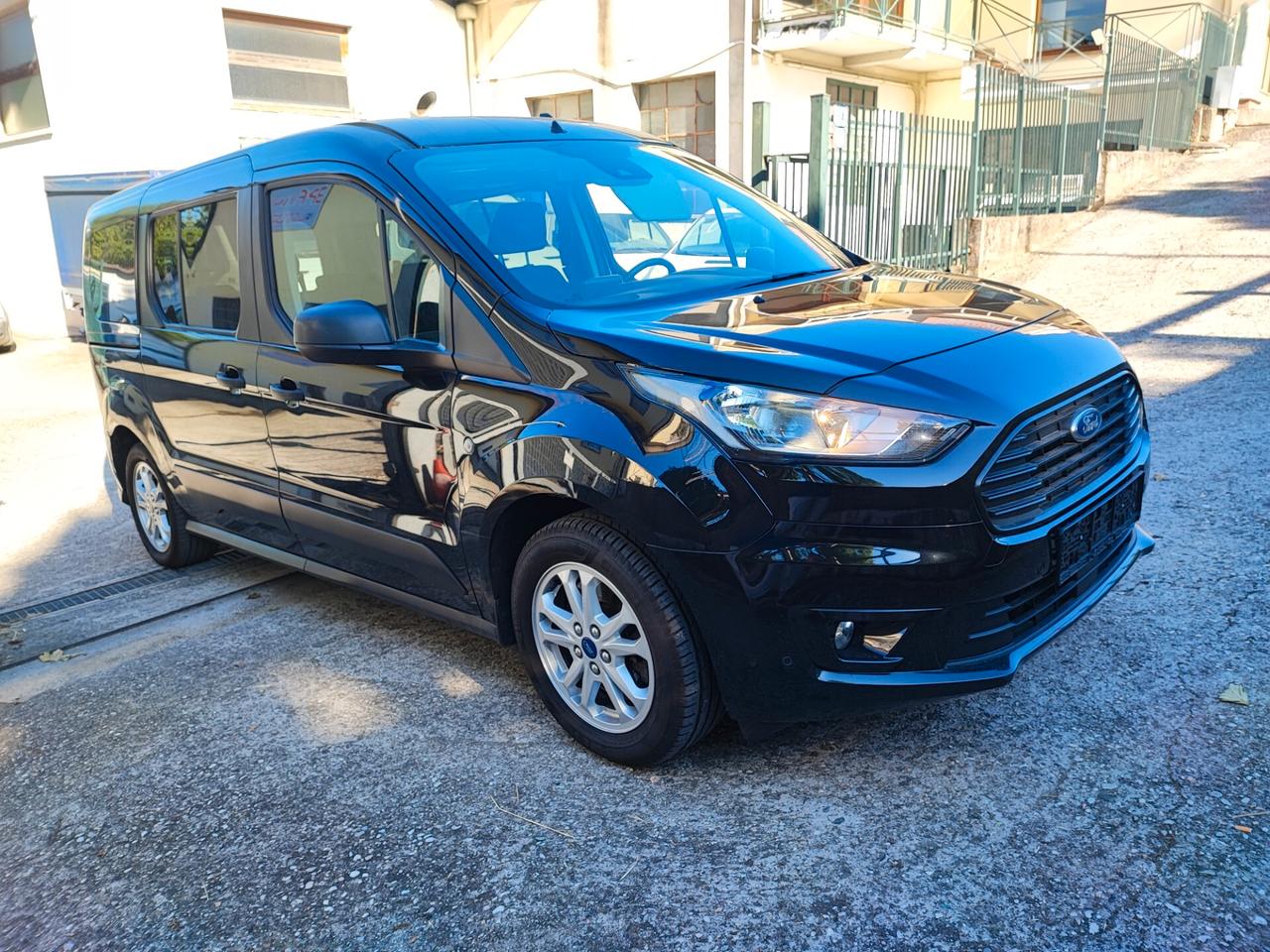 Ford Grand Tourneo Gancio Traino 7 Posti Euro 6