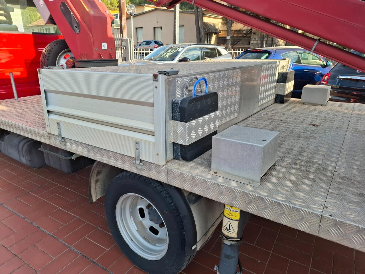 IVECO DAILY CON PIATTAFORMA MOBILE