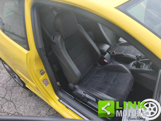 VOLKSWAGEN Golf GTI PIRELLI