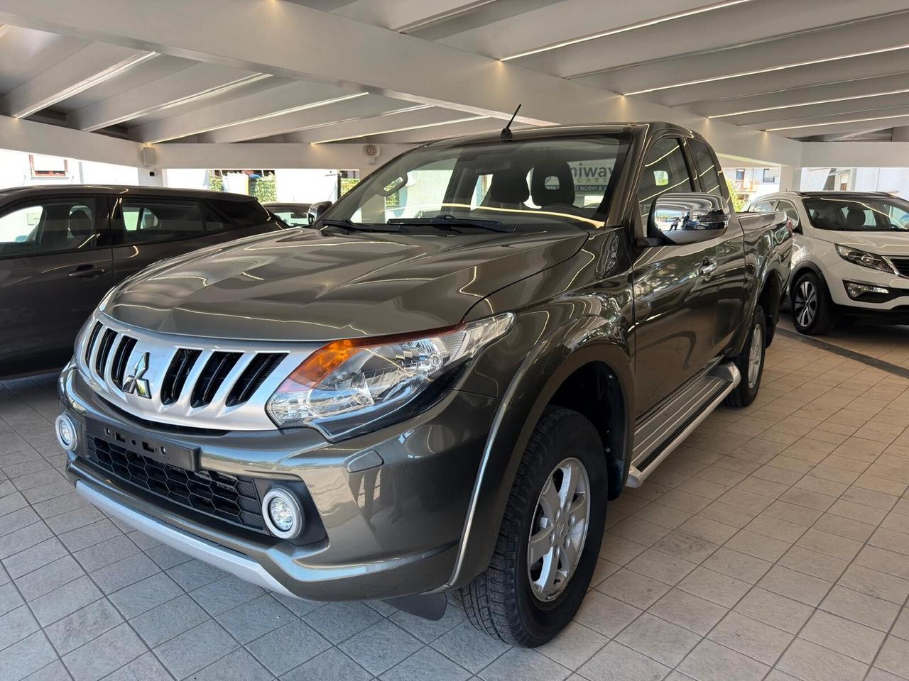 L200 ClubCab 2.4 DI-D 154cv Invite 4wd Super Select 6M
