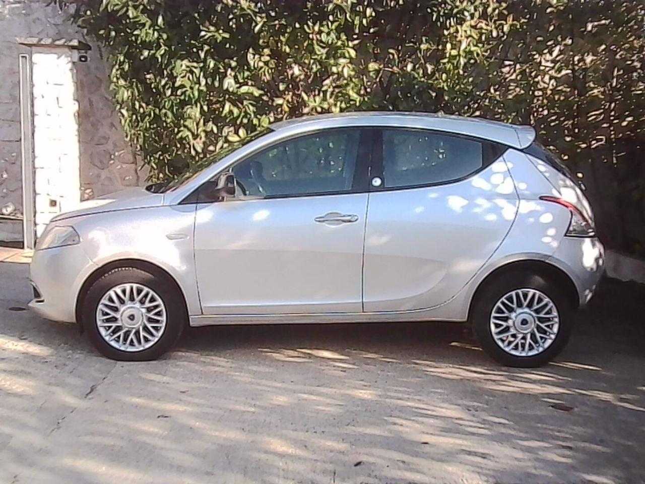 Lancia Ypsilon 0.9 TwinAir 85 CV 5 porte Metano Ecochic Elle