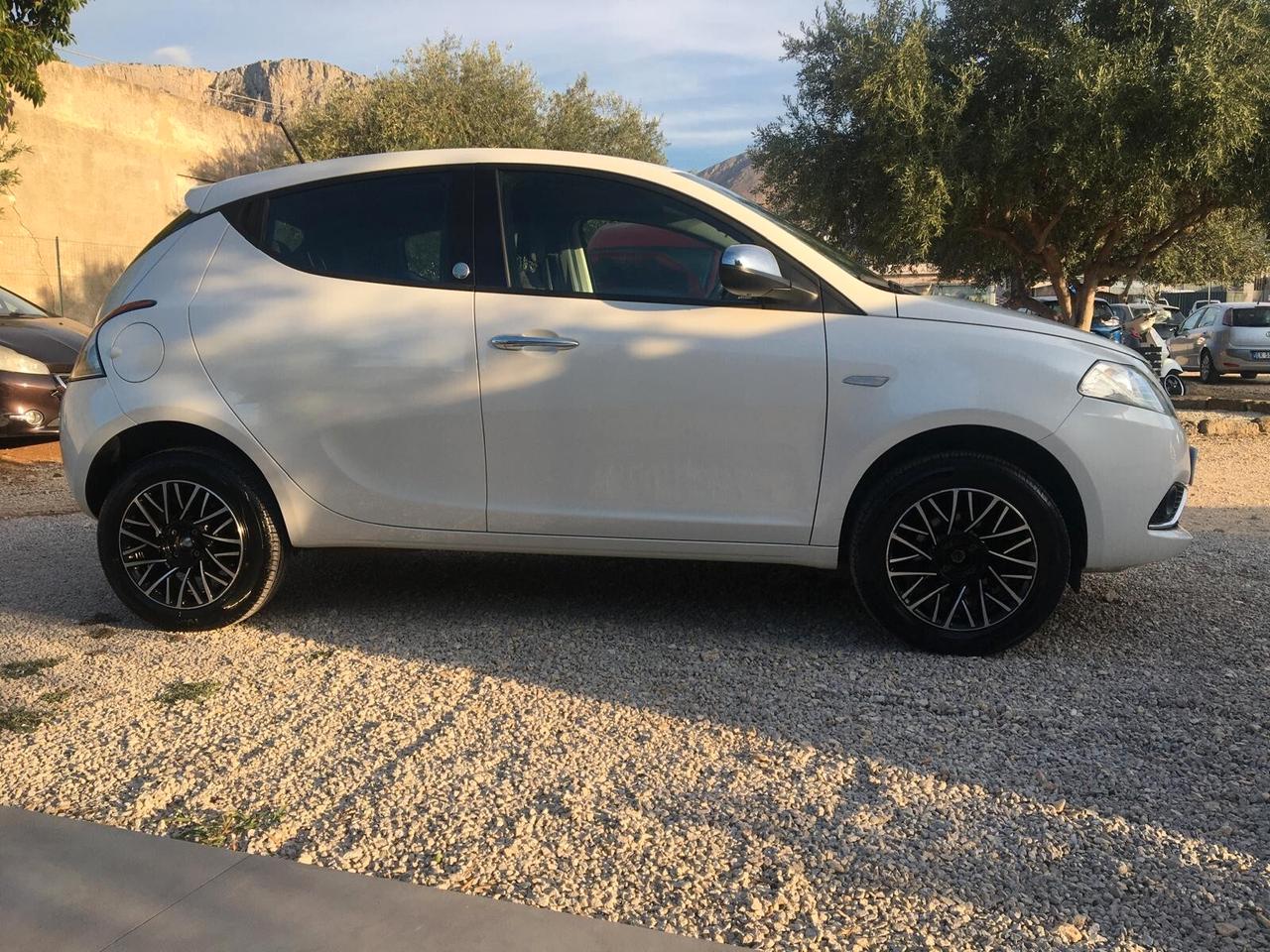 Lancia Ypsilon 0.9 TwinAir 5 porte Metano Ecochic Platinum