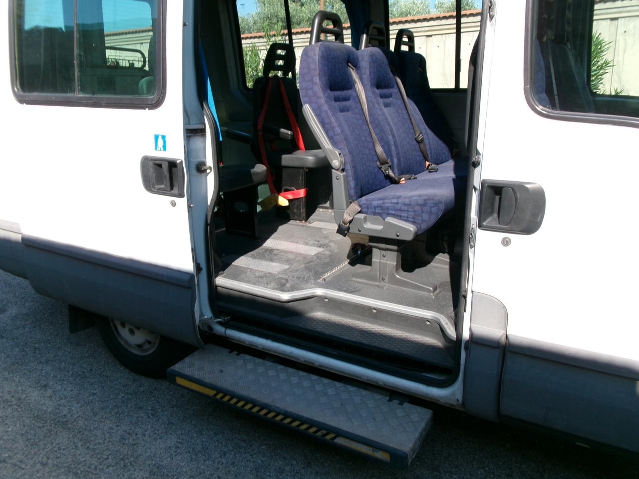 Iveco Daily 35-13 c 2.3 td 9 posti con pedana per persone disabili