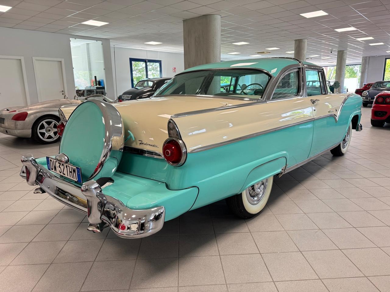 Ford Fairlane Crown Victoria
