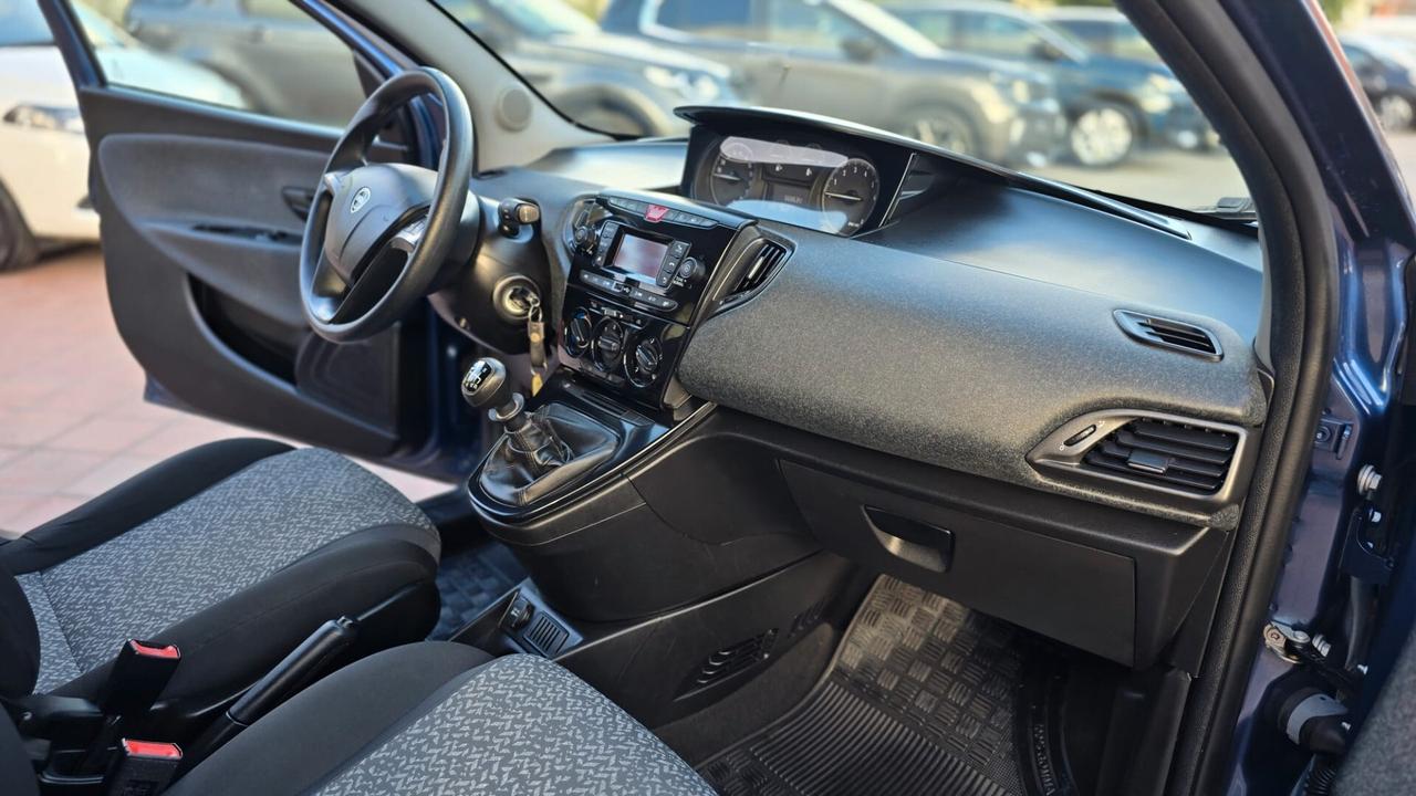 Lancia Ypsilon 1.0 FireFly 5 porte S&S Hybrid Ecochic Silver