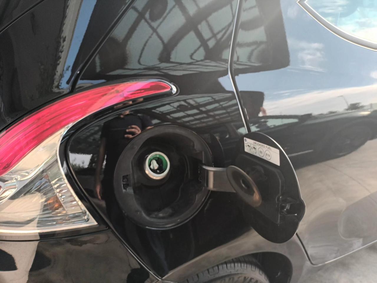 Lancia Ypsilon 1.0 Platino Hybrid 70 CV