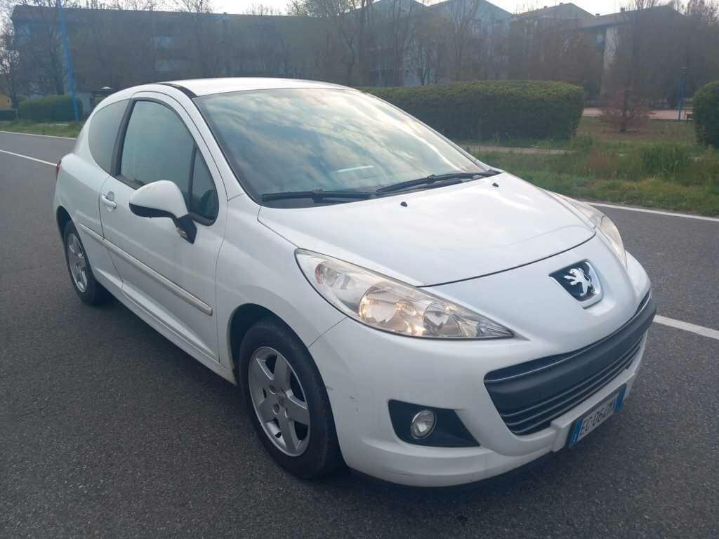 PEUGEOT 207 1,4 BENZINA- OK NEOPATENTATI