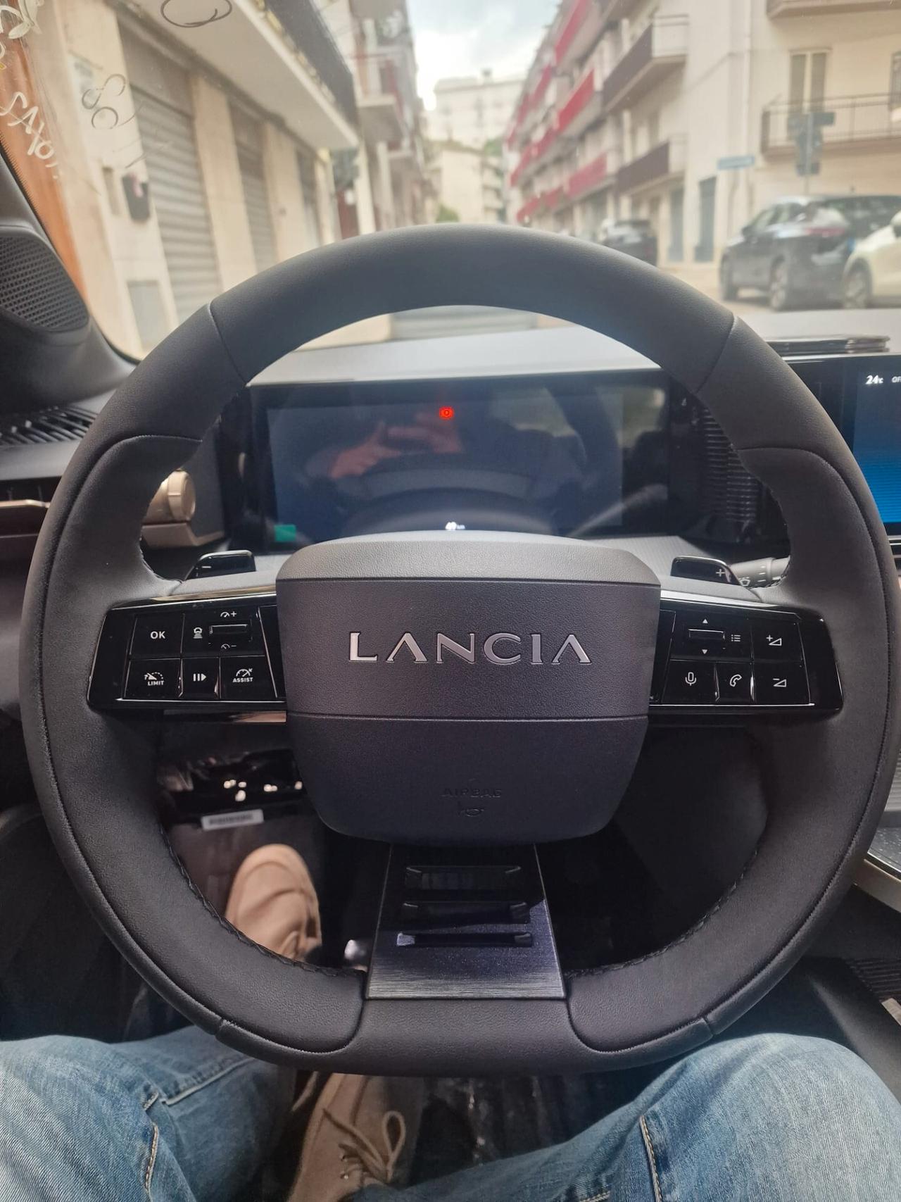 Lancia Ypsilon Hybrid e-DCT