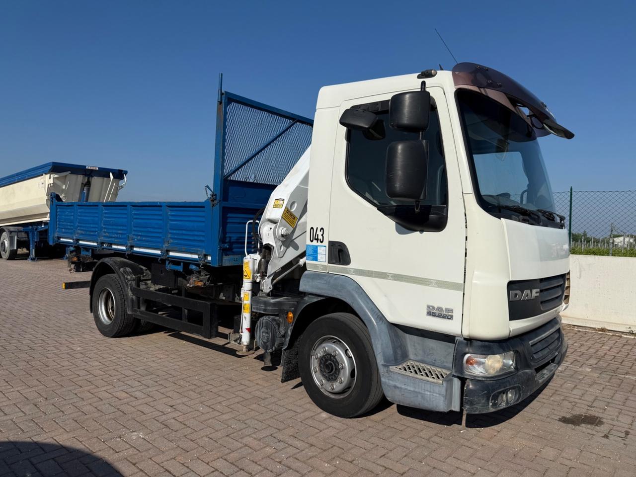 DAF LF45.220 ribaltabile con gru Bonfiglioli P7.200/2SI