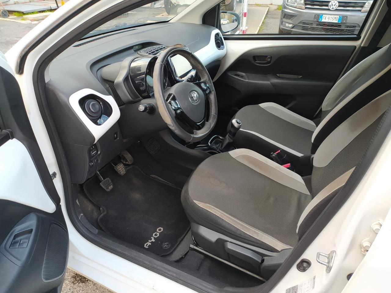 Toyota Aygo 1.0 x-play offerta del mese