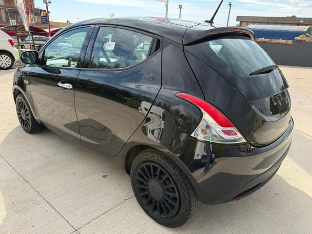 Lancia Ypsilon 1.0 FireFly 5 porte S&S Hybrid Silver