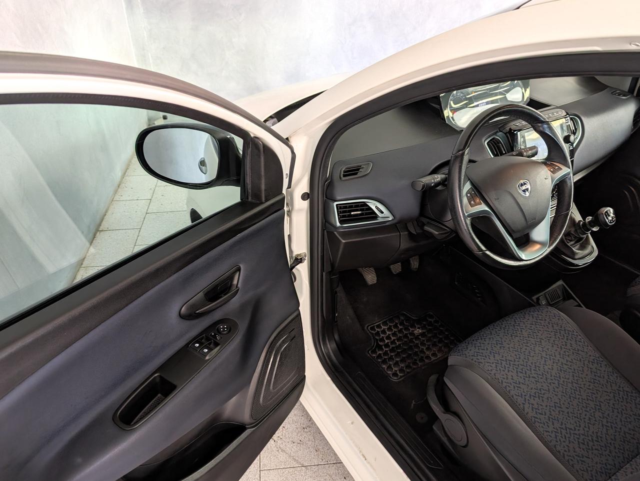 Lancia Ypsilon 1.0 Hybrid 70cv Gold