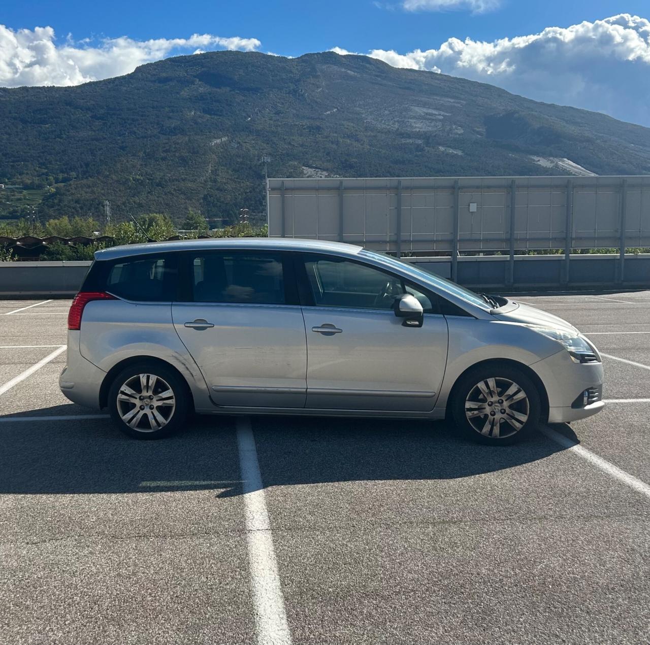 Peugeot 5008 HDi Business 7p. Neopatentati 2011