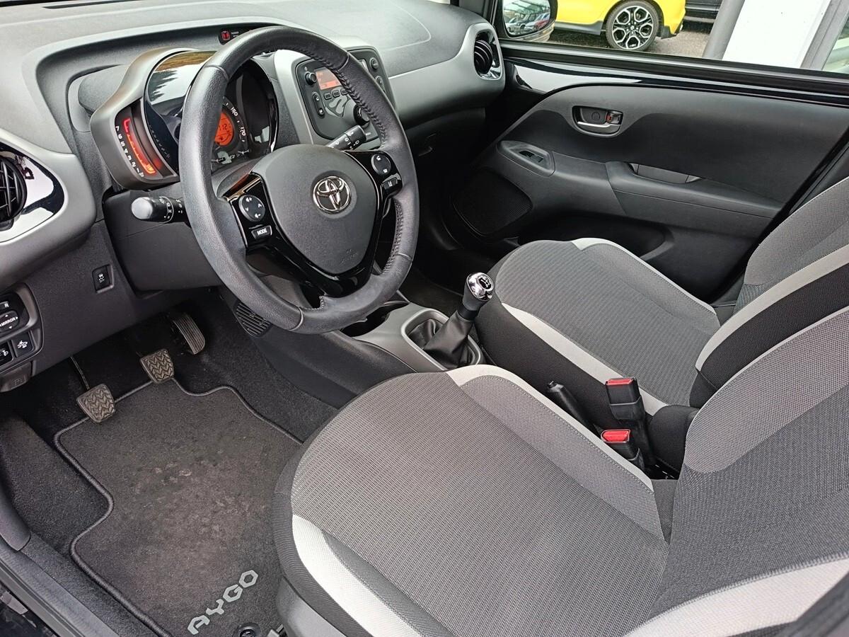 Toyota Aygo Connect 1.0 VVT-i 72 CV 5 porte x-clusiv red style