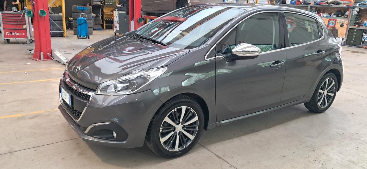 Peugeot 208 PureTech 1.2 km 0